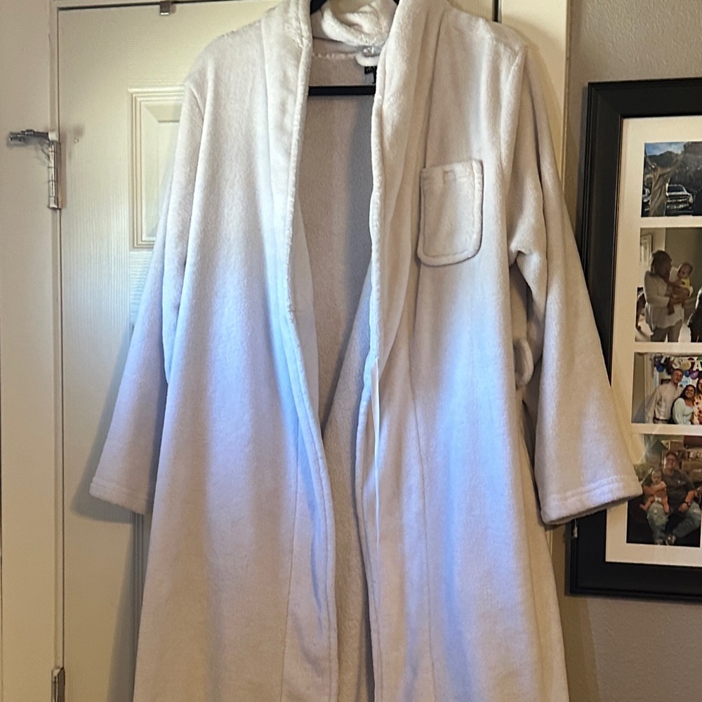 Women's White Plush Robe - Picture 3 of 8